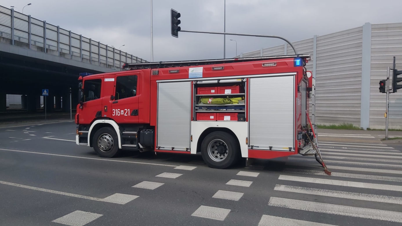 Warszawa. Huknął fiatem w przyczepkę i runął na bok. Z auta wytoczyły się puszki po piwie