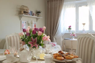 Salon i stylowe meble. Aranżacja wnętrz w stylu shabby chic