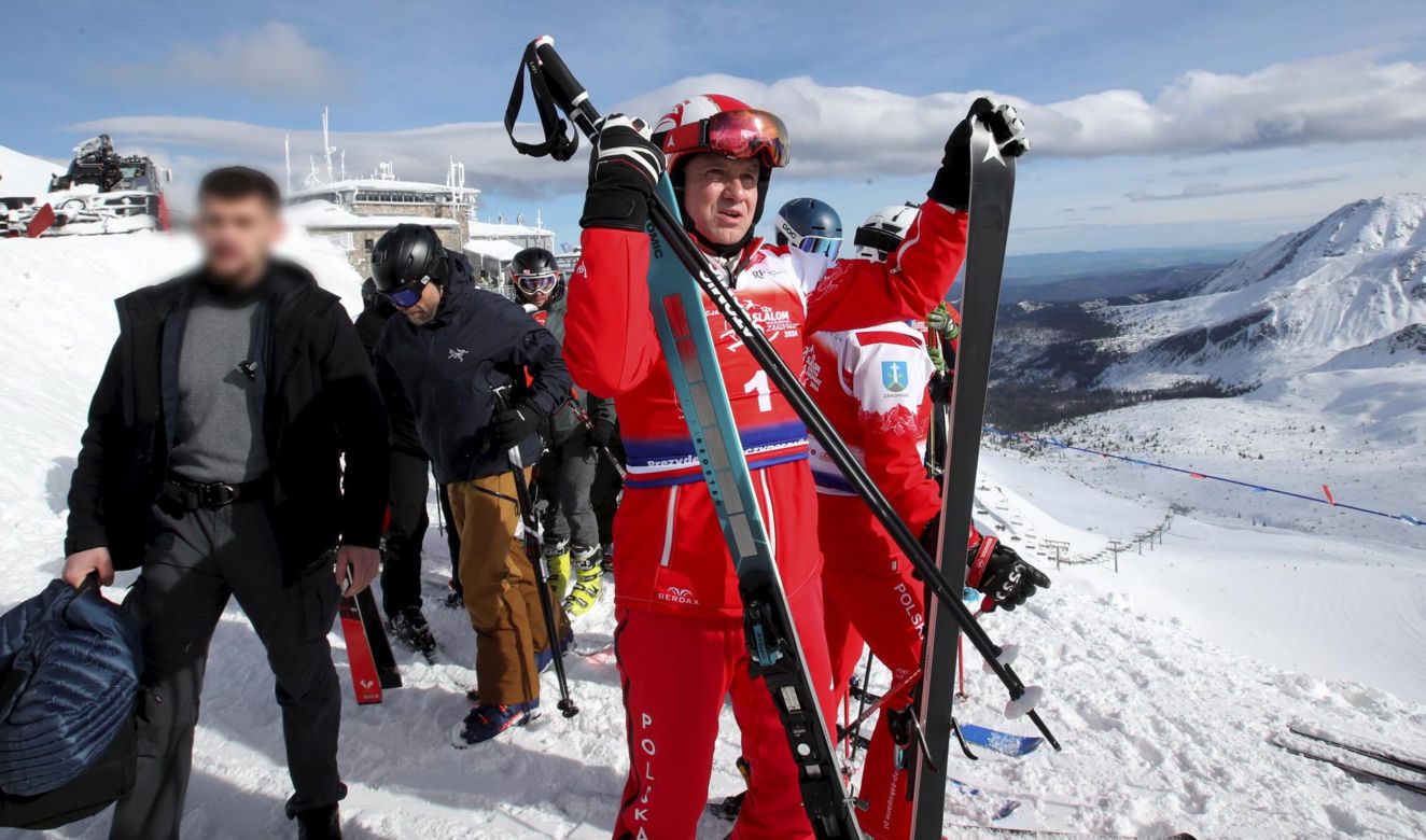 Prezydent Andrzej Duda podczas 10. edycji charytatywnych zawodów "12H Slalom Maraton Zakopane 2024" na Kasprowym Wierchu
