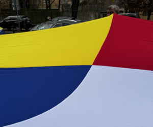 Jesteśmy razem i nie damy się skłócić. Lublin solidarny z Ukrainą. 20-metrowa flaga przed konsulatem