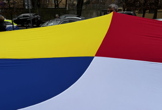 "Jesteśmy razem i nie damy się skłócić". Lublin solidarny z Ukrainą. 20-metrowa flaga przed konsulatem