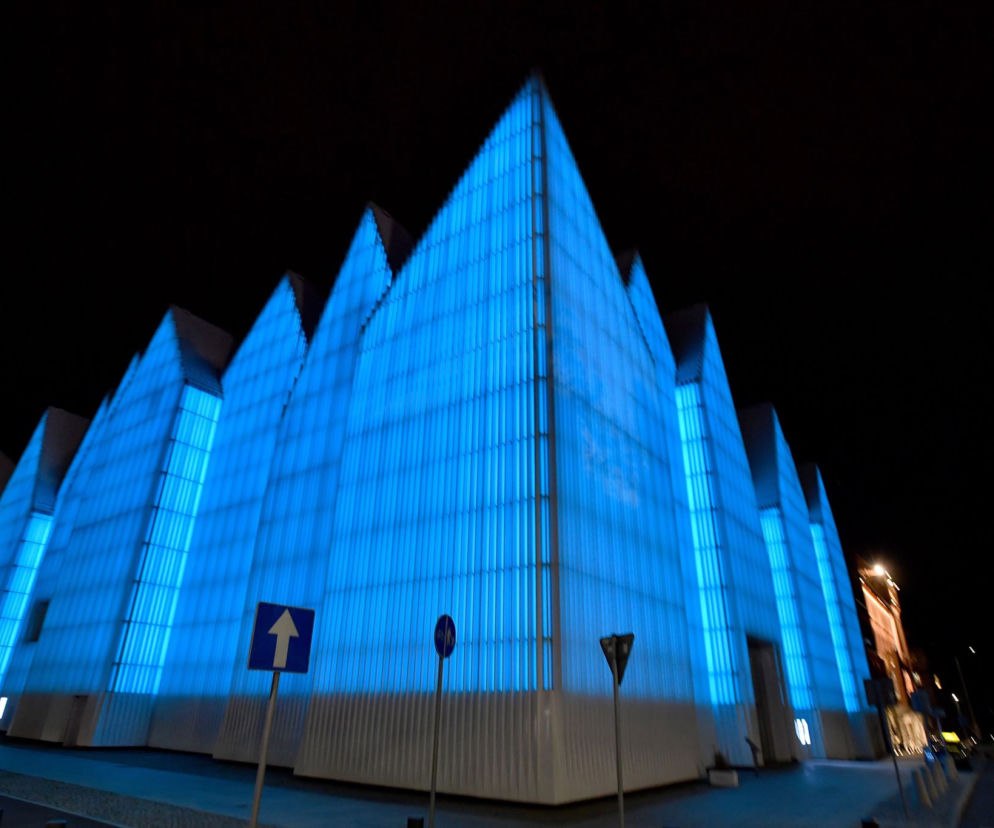 Filharmonia z niebieską iluminacją
