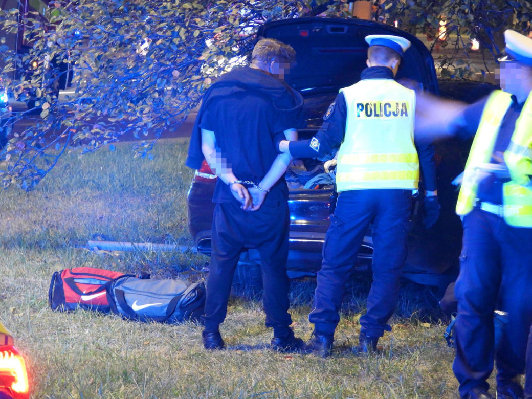 Kierowca Mercedesa pod wpływem wjechał w filar wiaduktu, odbił się i huknął w drzewo