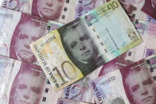Złoty osłabia się wobec kluczowych walut. Kursy walut [24.08.2023]