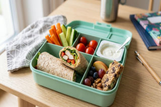 Nowe przepisy żywieniowe w szkołach. Jak skomponować zdrowy lunchbox dla ucznia?