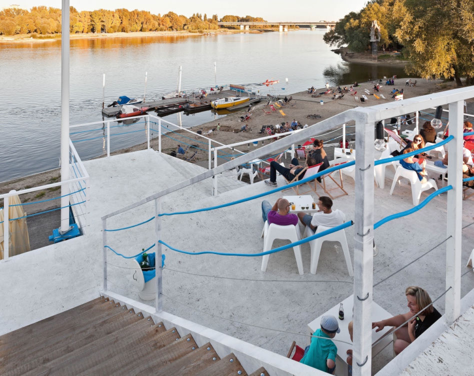 Klub Pomost 511 nad Wisłą w Warszawie