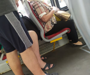 Julia odebrała torebkę złodziejom z tramwaju! Dwójkę osiłków potraktowała ostrymi paznokciami