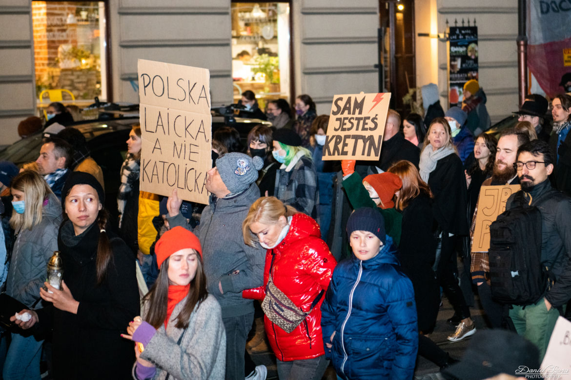 "Ani jednej więcej". Najmocniejsze hasła na protestach po śmierci Izabeli z Pszczyny [ZDJĘCIA]