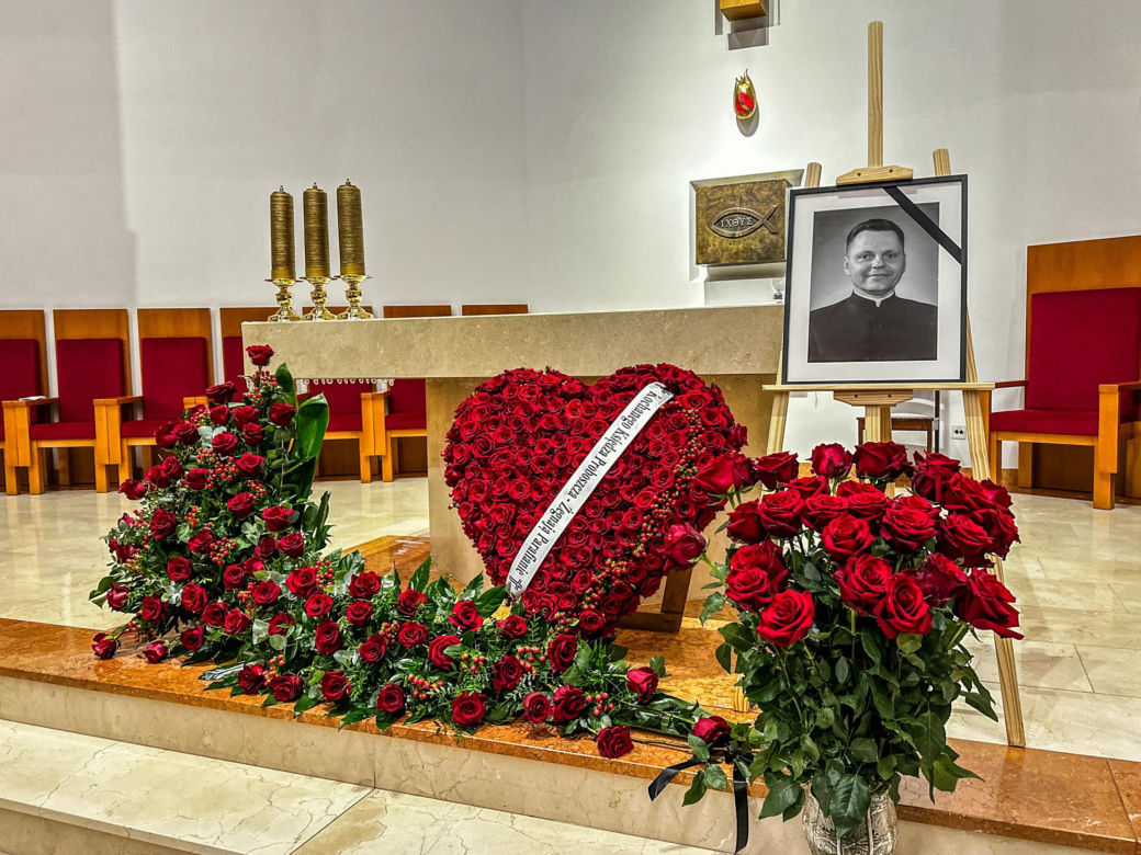 Całą noc czuwali przy zmarłym proboszczu. Pogrzeb ks. Rafała Cieszyńskiego w Szymbarku. Tu wszystko się zaczęło