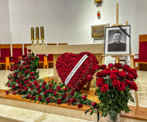 Całą noc czuwali przy zmarłym proboszczu. Pogrzeb ks. Rafała Cieszyńskiego w Szymbarku. Tu wszystko się zaczęło
