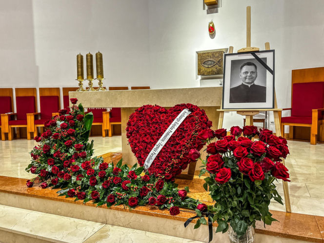 Całą noc czuwali przy zmarłym proboszczu. Pogrzeb ks. Rafała Cieszyńskiego w Szymbarku. Tu wszystko się zaczęło