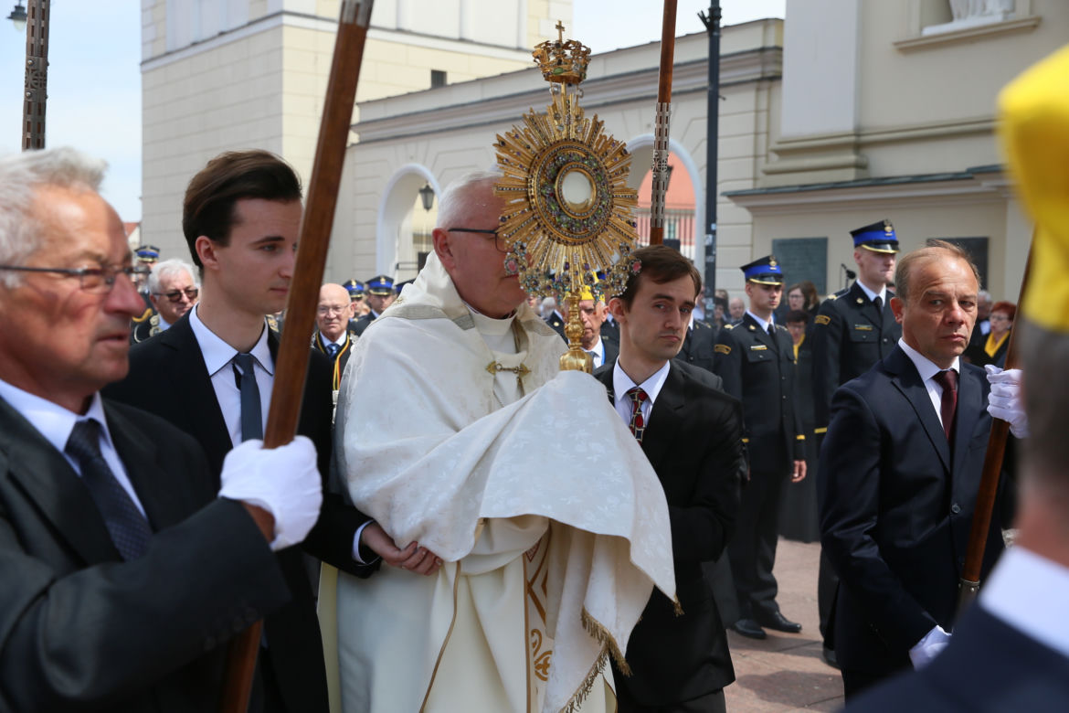 Centralna procesja Bożego Ciała w Warszawie. Ołtarze nawiązywały do wojny