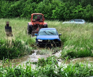 Wypadek w powiecie strzelińskim: Volkswagen wypadł z drogi i wpadł do rzeki