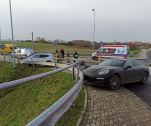 Rozbił porsche pod Olsztynem. Pechowe skrzyżowanie? [ZDJĘCIA]
