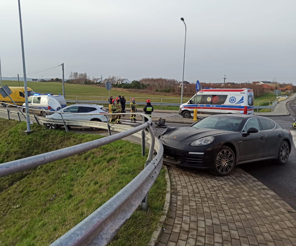 Rozbił porsche pod Olsztynem. Pechowe skrzyżowanie? [ZDJĘCIA]