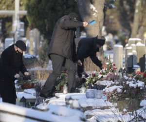 Jarosław Kaczyński odwiedził symboliczny grób brata