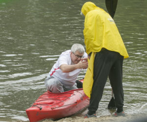 Ryszard Czarnecki spływa kajakiem rzeką Wkrą
