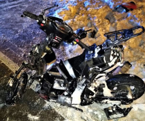 Zbroszki. Uderzył w motorowerzystę i zrobił TO! Policjanci wybili tylną szybę [ZDJĘCIA]
