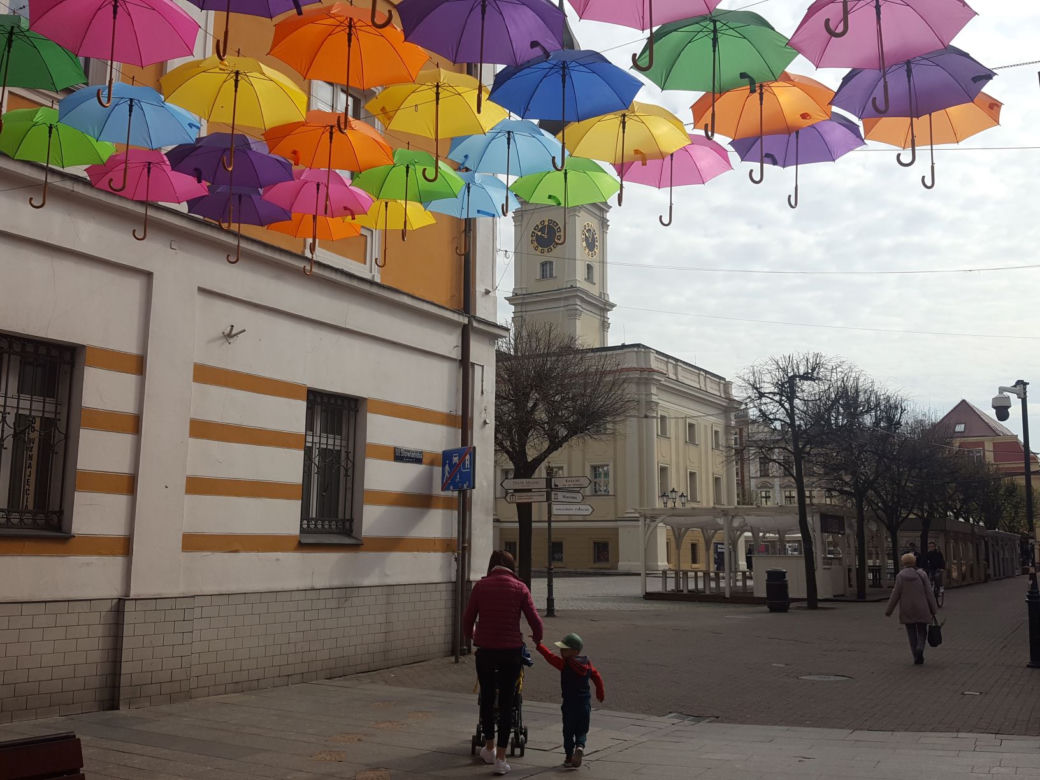 Nad ulicą Wróblewskiego zamontowano dziś girlandy