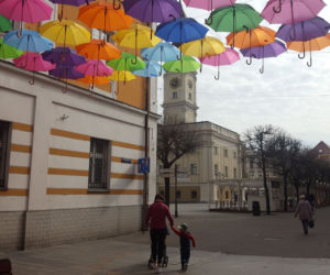 Nad ulicą Wróblewskiego zamontowano dziś girlandy