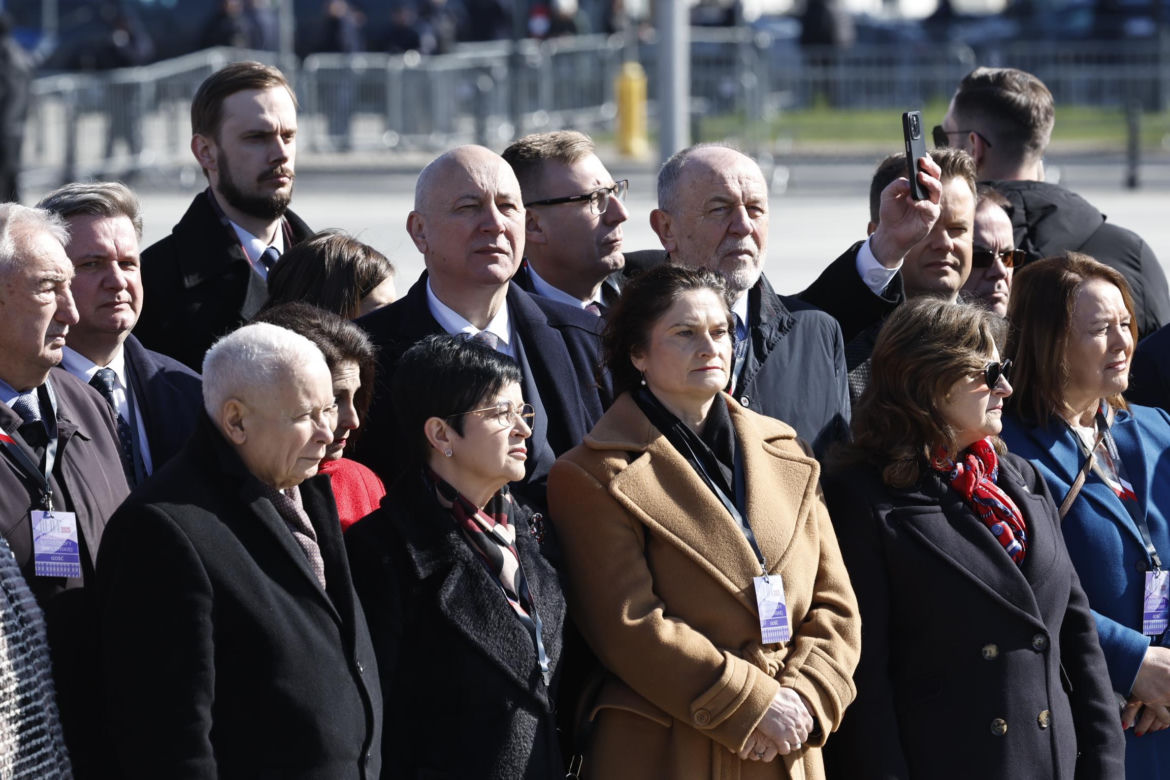 Rocznica katastrofy smoleńskiej. Prezydent Nawrocki uczcił pamięć zmarłych