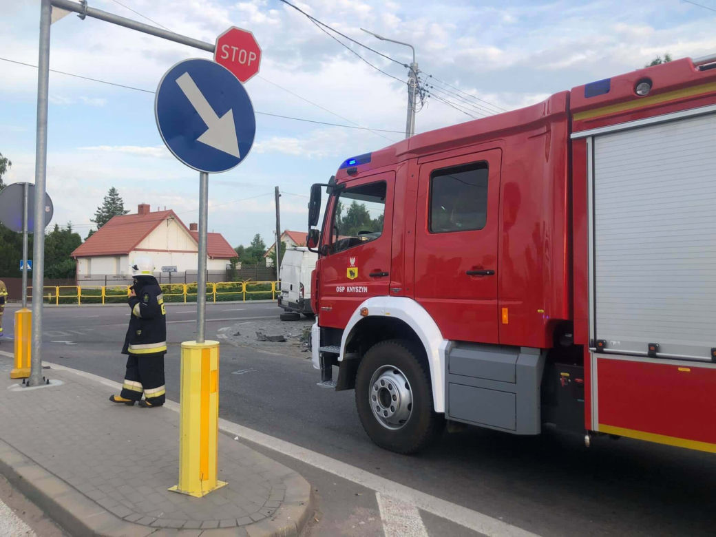 Wypadek w Knyszynie. Zderzenie dwóch busów zablokowało skrzyżowanie [ZDJĘCIA]