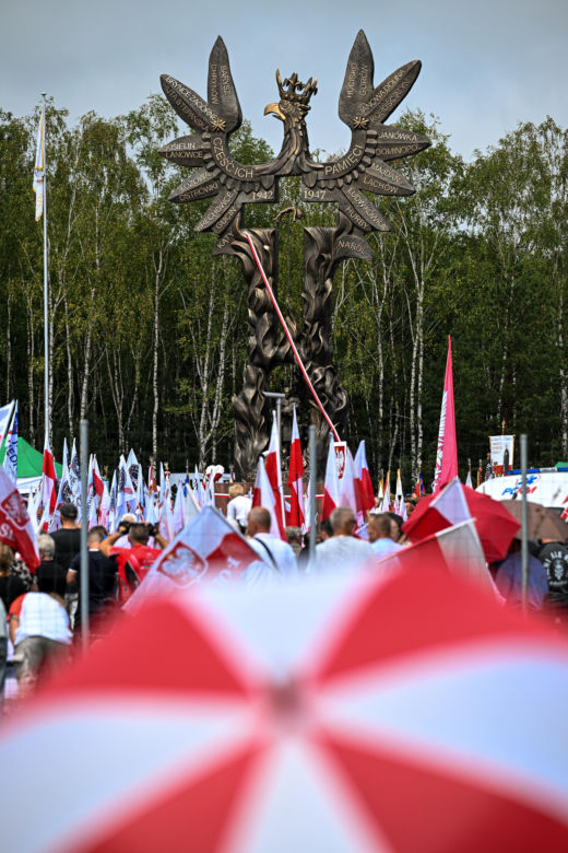 Tłumy z całej Polski na Podkarpaciu. W niedzielę odsłonięto kontrowersyjny pomnik