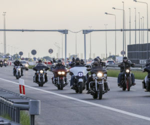 Policjanci pilnują gangu na motocyklach