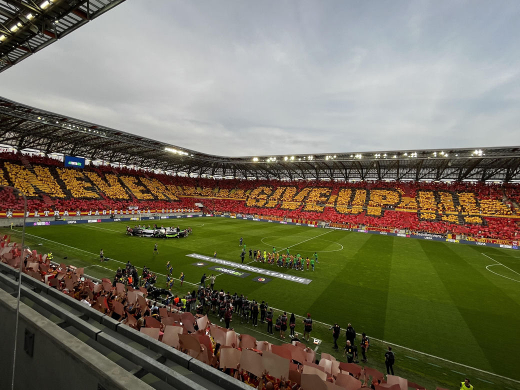 Kibice Jagiellonii Białystok przed meczem z Realem Betis 17.04.2025