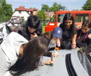 Artystyczna twórczość... na masce samochodu