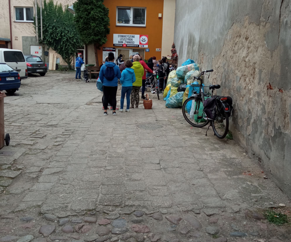 kolejka po jedzenie w banku Żywności w Lesznie