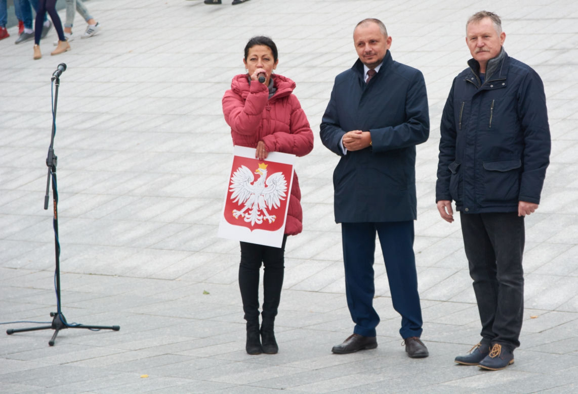 Setki osób na Placu Teatralnym stworzyły wizualizację Orła Białego
