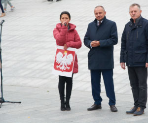 Setki osób na Placu Teatralnym stworzyły wizualizację Orła Białego