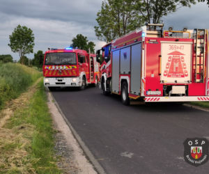 Motocyklista nagle zjechał z drogi i uderzył skarpę! Tragiczny wypadek pod Włocławkiem [ZDJĘCIA] 