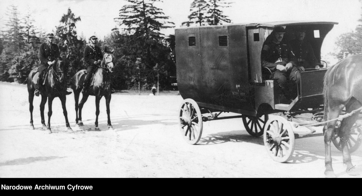 Karetka więzienna zaprzężona w konie. 1932 rok