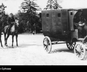 Karetka więzienna zaprzężona w konie. 1932 rok