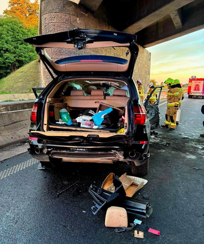 Wypadek na A4! BMW wbiło się w wiadukt, autostrada w kierunku Wrocławia zablokowana