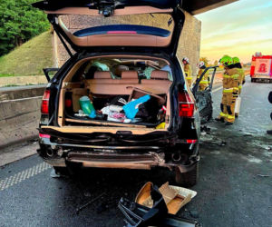Wypadek na A4! BMW wbiło się w wiadukt, autostrada w kierunku Wrocławia zablokowana