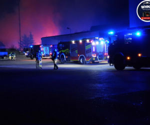 Gigantyczny pożar hal produkcyjnych w Bramkach. W akcji setki strażaków