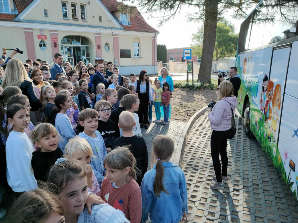 Dzieciaki ze Szkoły Podstawowej w Konarzycach mają nowy kolorowy autobus szkolny. ZDJĘCIA