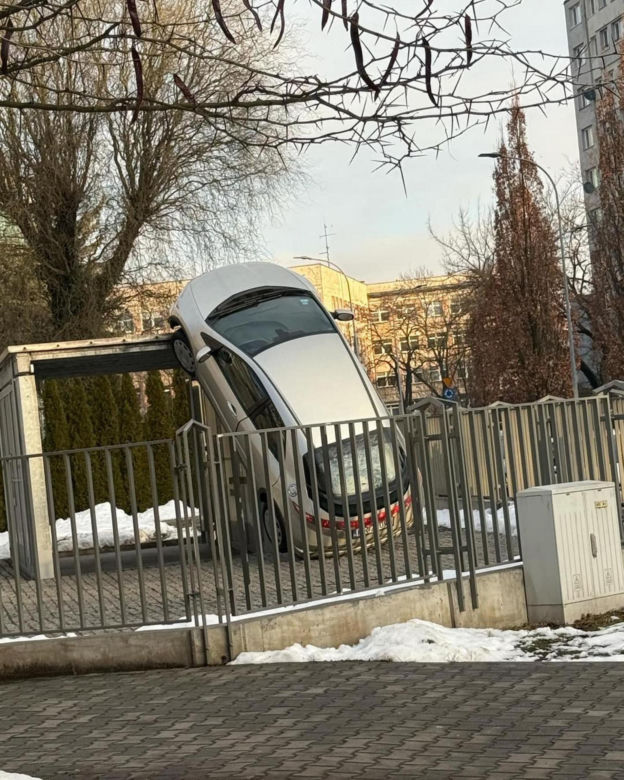 Kraków. Honda stanęła w pionie. Wszystko przez podziemny dźwig [ZDJĘCIA]. 