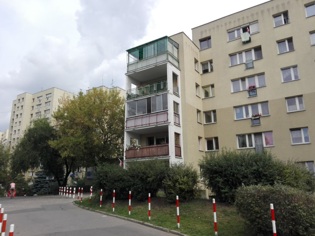 Skoki z okna i morderstwo z siekierą w dłoni... Odwiedzamy upiorny blok na Ursynowie [ZDJĘCIA]