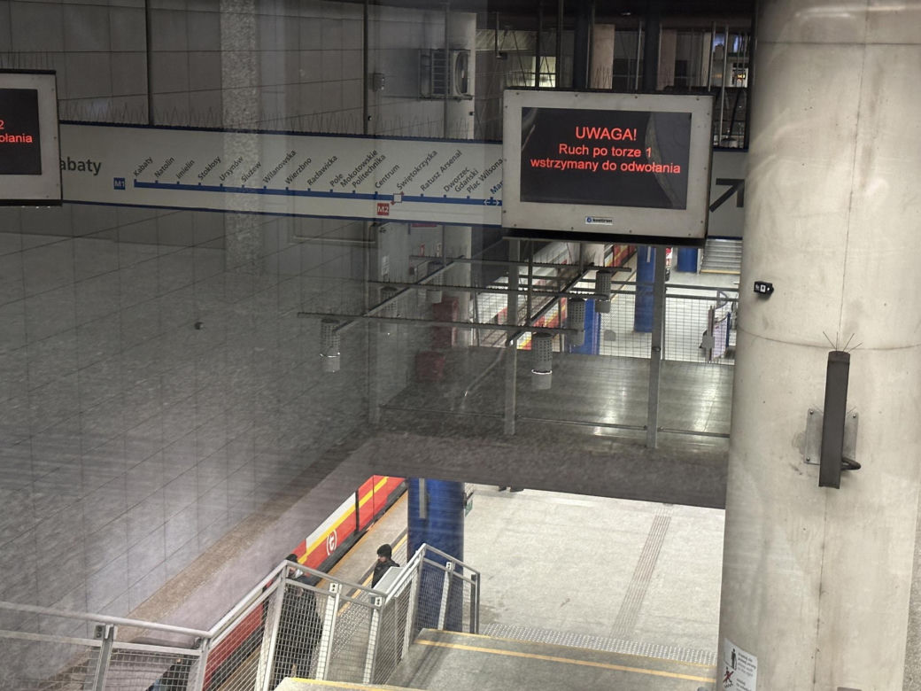 Wypadek na stacji metra. Jedna osoba znalazła się pod pociągiem