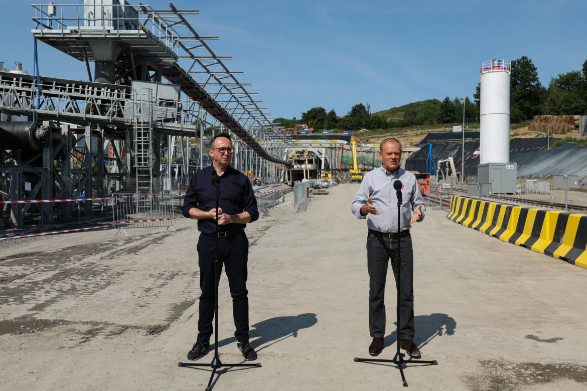 Donald Tusk w Męcinie. Premier odwiedził budowę największego tunelu kolejowego w Polsce