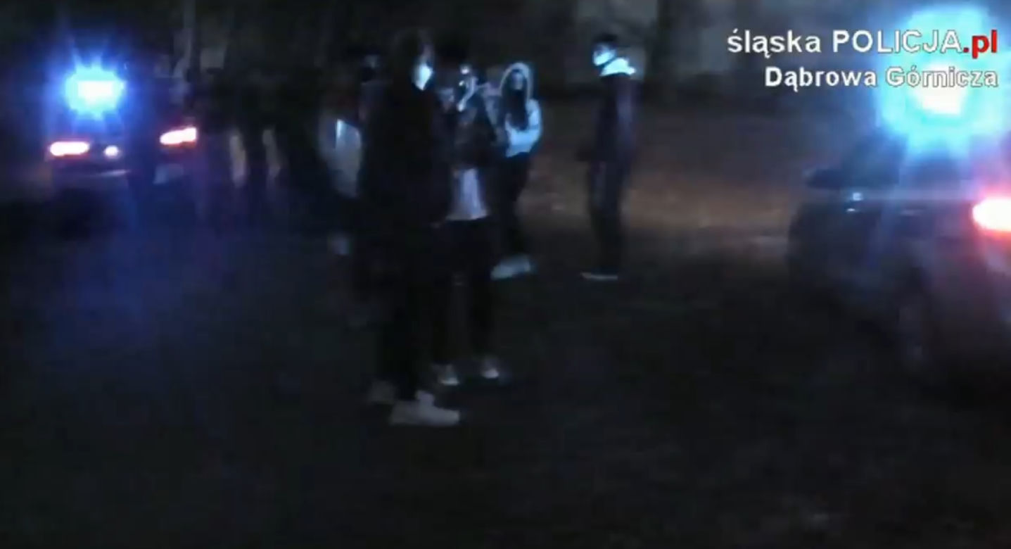 Koronaparty w Dąbrowie Górniczej. 123 osoby bawiły się na 18. urodzinach koleżanki. Teraz grożą im konsekwencje [ZDJĘCIA]