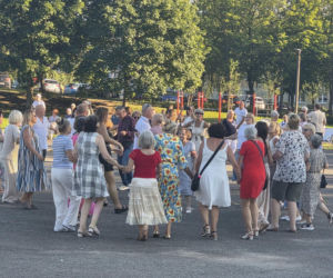 Gorący letni wieczór w Starachowicach! Międzypokoleniowa potańcówka opanowała Szlakowisko [FOTORELACJA]
