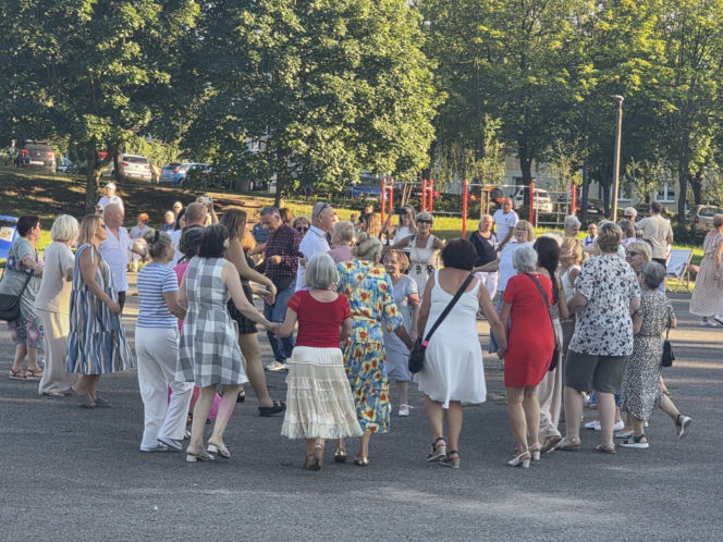 Gorący letni wieczór w Starachowicach! Międzypokoleniowa potańcówka opanowała Szlakowisko [FOTORELACJA]