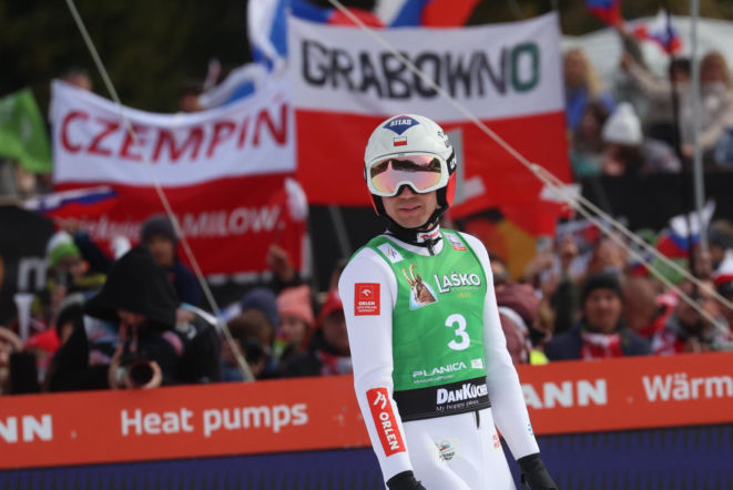 Kamil Stoch oddał ostatni skok w karierze! Wzruszające pożegnanie legendy 