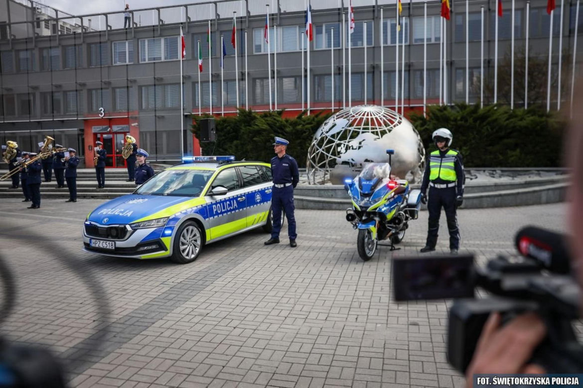 Policjanci jeżdżą odnowionymi radiowozami! Samochody aż się błyszczą! [ZDJĘCIA]