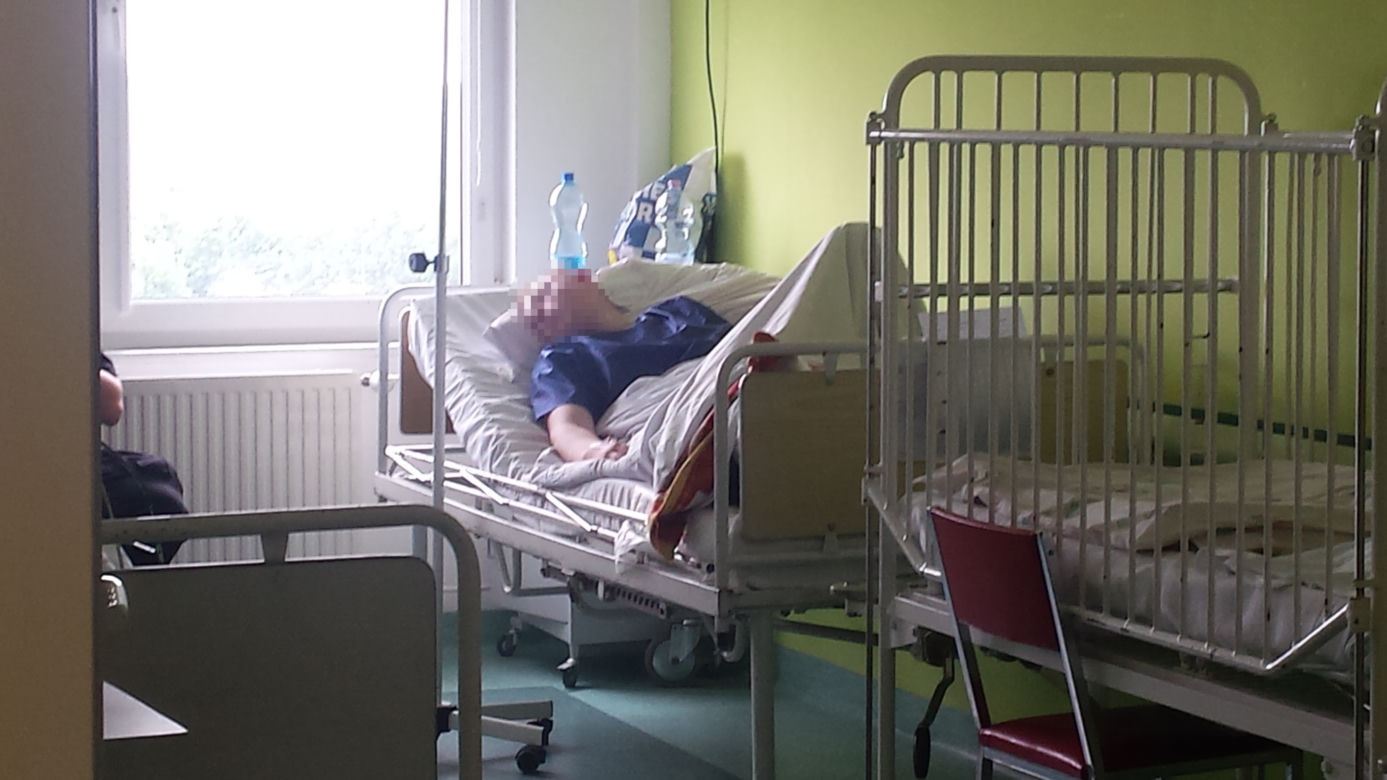 Rzucał w policjantów nożem, został postrzelony